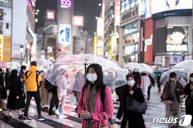 마스크를 쓴 행인들이 도쿄의 한 횡단보도를 건너고 있다. © AFP=뉴스1