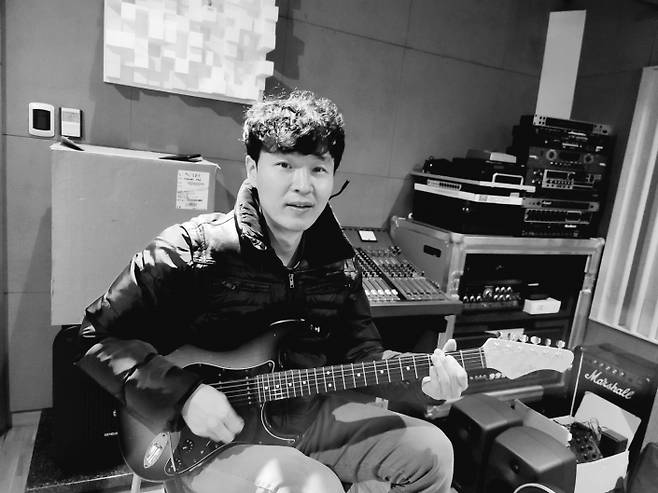 양재동 스튜디오에서 포즈를 취하고 있는 홍준호 [사진=조성진]