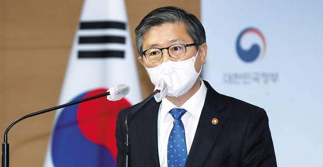 변창흠 국토교통부 장관은 4일 서울 정부서울청사에서 한국토지주택공사(LH) 직원 투기 의혹에 대한 긴급 브리핑을 열고 “국민 여러분께 깊은 사과의 말씀을 드린다”고 말했다. /김지호 기자