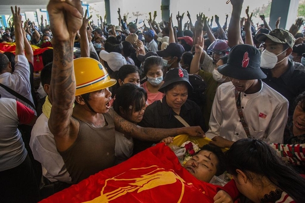 미얀마에서 군부 쿠데타에 반대하는 시위가 계속되고 있는 가운데 군경의 총격으로 사망한 시민들이 발생하고 있다./AP·연합뉴스