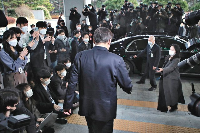 4일 윤석열 검찰총장이 총장직 사의를 표명한 뒤 대검찰청을 떠나고 있다. 양회성 기자 yohan@donga.com