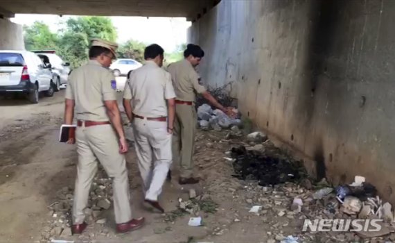 인도 경찰이 하이데라바드 외곽 다리 밑에서 4명의 남성에게 성폭행 당해 사망한 후 불에 태워진 27세 여성의 시신이 있던 곳을 살펴보고 있다. 뉴시스 제공