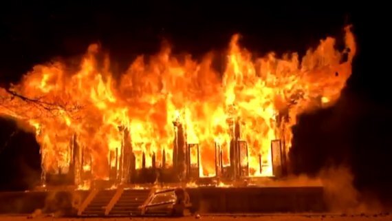 5일 오후 6시50분에 전북 정읍시 내장산 안쪽에 자리잡은 내장사 대웅전에서 화재가 발생했다.(전북소방본부 제공)