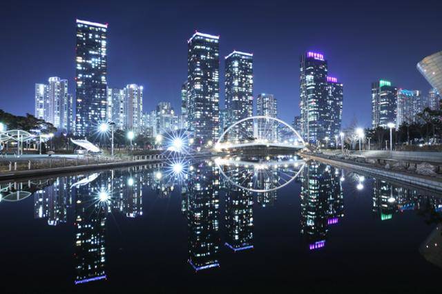 송도 센트럴파크는 형형색색 조명을 밝히는 고층 빌딩과 교량, 조형물이 어우러진 야경 명소다. ⓒ박준규