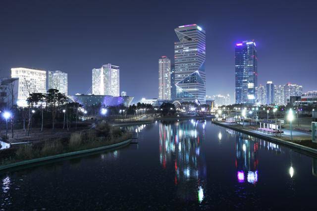 M6405 종점인 인천대학교 공과대학 인근 솔찬공원은 서해바다를 조망할 수 있는 핫플레이스다. ⓒ박준규