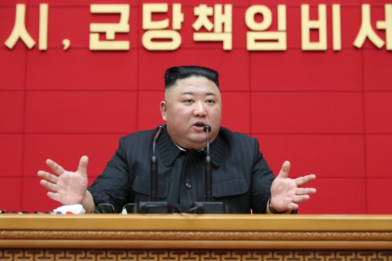 북한이 3일에 이어 4일에도 시·군 당 책임비서 강습회를 진행했다. 김정은 국무위원장은 강습회에 참석해 먹는 문제 해결과 사상 무장을 강조했다고 노동신문이 5일 전했다. [뉴스1]