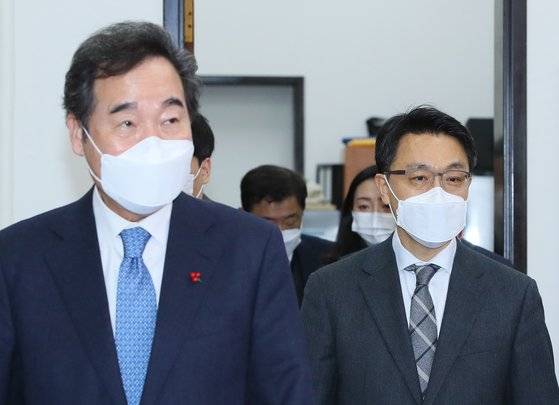 이낙연(왼쪽) 더불어민주당 대표가 26일 국회를 예방한 김진욱 초대 고위공직자범죄수사처장(오른쪽)과 회의실에 입장하고 있다. 오종택 기자