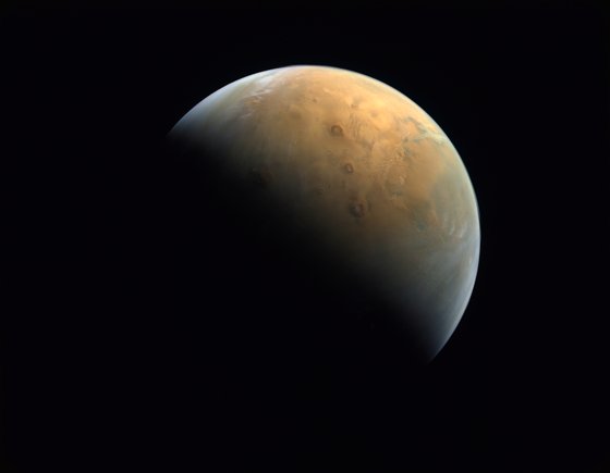 UAE의 화성 탐사선이 촬영한 화성. 사진 MBRSC