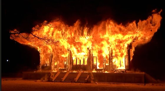 5일 오후 6시 50분께 전북 정읍시 내장사 대웅전에서 불이 나 불꽃이 치솟고 있다. [사진 전북소방본부]