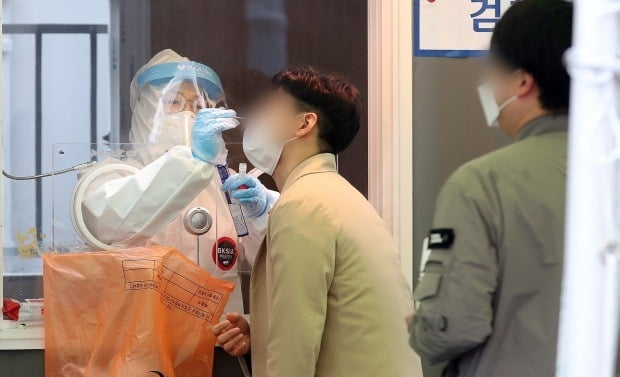 서울역 광장에 마련된 코로나19 임시선별진료소에서 의료진이 시민의 검체를 채취하고 있다. /사진=뉴스1