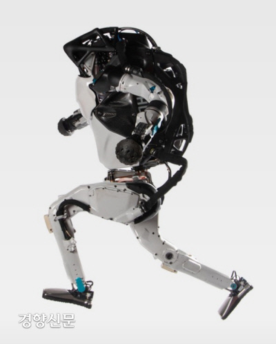 두 바롤 걷는 것은 물론 점프와 공중제비까지 가능한 이족보행 로봇 ‘아틀라스’. 보스턴 다이내믹스사 제공