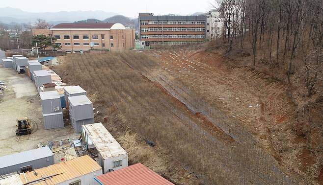 한국토지주택공사(LH) 직원 투기 의혹에 대한 공분을 해결하지 못하면 오는 2025년까지 205만 가구를 공급하겠다는 정부의 계획이 무산될 수 있다는 위기감이 커지고 있다. 사진은 LH 직원 투기 의혹이 제기된 경기도 시흥시 무지내동 야산 인근 자투리땅 모습. [연합]