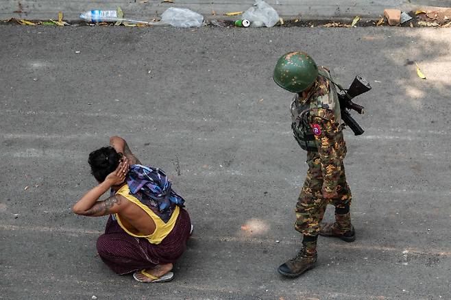 미얀마군에 체포된 시위자. 유엔은 쿠데타가 발생한 지난달 1일 이후 미얀마에서 군경에 살해된 시위자가 최소 54명에 달한다고 4일(현지시간) 밝혔다. 연합뉴스