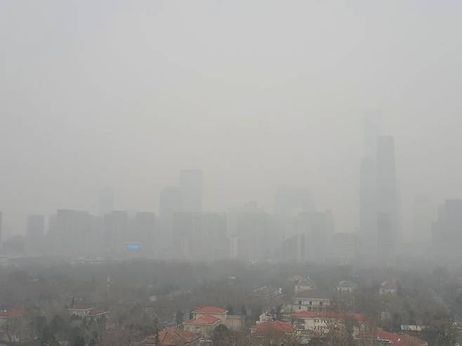 3월 5일 오전 11시쯤 베이징 시내 모습. 뿌연 미세먼지로 건물들이 희미하게 윤곽만 드러내고 있다.
