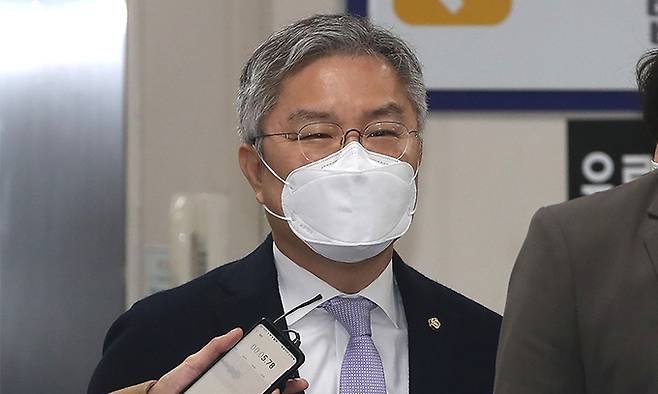 공직선거법 위반 혐의로 기소된 열린민주당 최강욱 대표가 5일 서울 서초동 중앙지법에서 열린 1심 첫 공판에 출석하고 있다. 연합뉴스