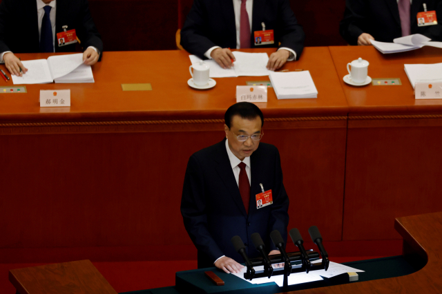 리커창 중국 총리가 5일 전인대에서 ‘정부업무보고’를 발표하고 있다. /로이터연합뉴스