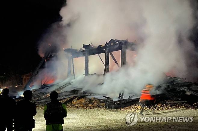 기둥만 남은 내장사 대웅전 (정읍=연합뉴스) 나보배 기자 = 5일 오후 6시 37분께 전북 정읍시 내장사 대웅전에서 방화로 추정되는 불이 나 대웅전이 전소됐다. 2021.3.5 warm@yna.co.kr