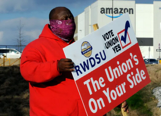 앨러배마주 베세머에 있는 아마존 물류창고 앞에서 RWDSU 측이 노조 결성에 대한 찬성표를 호소하는 시위를 하고 있다.