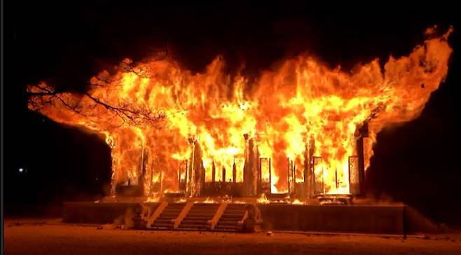 지난 5일 오후 6시 50분께 전북 정읍시 내장사 대웅전에서 불이 나 불꽃이 치솟고 있다 (사진=연합뉴스)