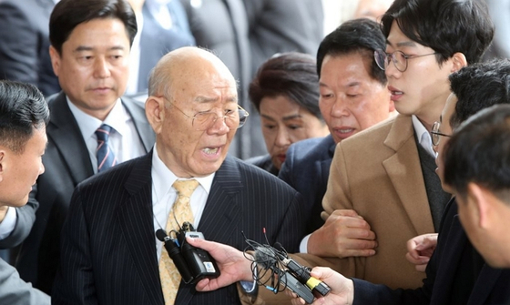 전두환 씨가 2019년 11월 광주지방법원에 출석하면서 5·18 민주화운동 당시 발포 명령을 부인하느냐는 취재진의 물음에 "이거 왜 이래"라고 말하고 있다. 〈사진=연합뉴스〉