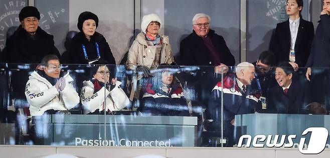 아베 신조 일본 총리(오른쪽 아래)와 마이크 펜스 미국 부통령이2018년 2월 9일 강원도 평창올림픽스타디움에서 열린 2018 평창동계올림픽 개막식에서 밝은 표정으로 대화하고 있다. 2018.2.9/뉴스1 © News1 유승관 기자