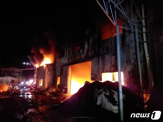 김해의 한 공장에서 5일 밤 11시34분경 화재가 발생했다. © 뉴스1