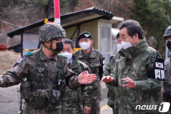 더불어민주당 이낙연 대표가 6일 경기도 연천군 28사단 GOP를 찾아 경계태세를 점검하고 있다. (더불어민주당 제공) 2021.3.6/뉴스1