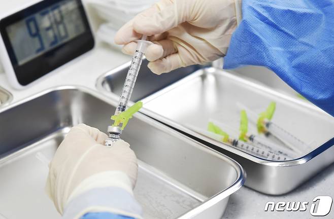 충남 천안 중부권역 코로나19 예방접종센터에서 의료진이 화이자 백신을 접종준비를 하고 있다. (사진공동취재단) 2021.3.3/뉴스1