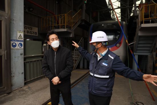 오세훈 국민의힘 서울시장 후보가 6일 서울 구로차량기지를 방문해 둘러보고 있다 (사진=오세훈 캠프 제공)