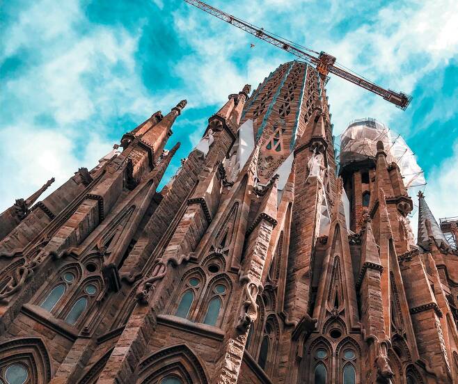 1882년에 짓기 시작해 아직도 공사 중인 바르셀로나 사그라다 파밀리아 성당. 대개 사람들은 대성당의 완공을 보지 못하고 죽는다. 모두 함께 지어나갈 대성당을 가슴속에 품어야 한다. / 게티이미지뱅크