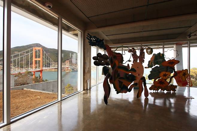 문화 시설로 새 단장 후 지난달 임시 개방한 '남해각'. 그 옛날 휴게소였던 곳은 남해대교와 남해각을 추억할 수 있는 전시 공간으로 변신했다. / 양수열 영상미디어 기자