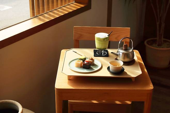 남해 '앵강마켓'의 청귤차, 말차라테와 양갱 한상. / 양수열 영상미디어 기자