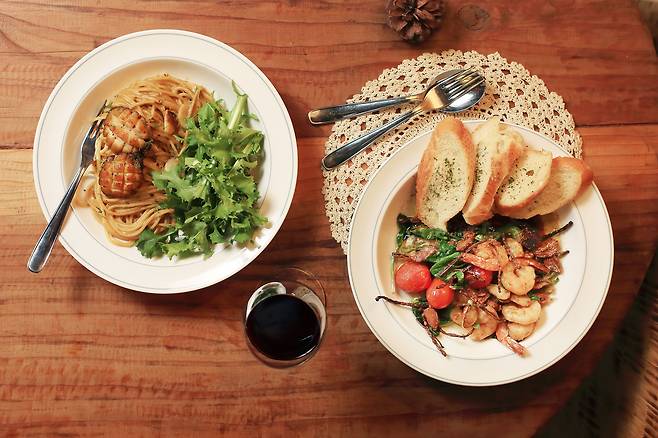 남해 특산물을 활용한 요리를 선보이는 '절믄 나매'의 '전복 내장 파스타'와 '남해 시금치 고사리 감바스'. / 양수열 영상미디어 기자