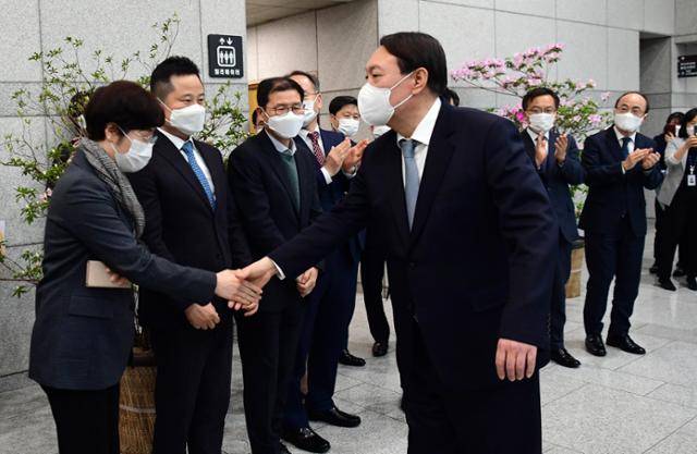 윤석열 전 검찰총장이 4일 오후 마지막 퇴근을 앞두고 서울 서초구 대검찰청 로비에서 고경순 대검 공판송무부장과 마지막 인사를 나누고 있다. 뉴스1