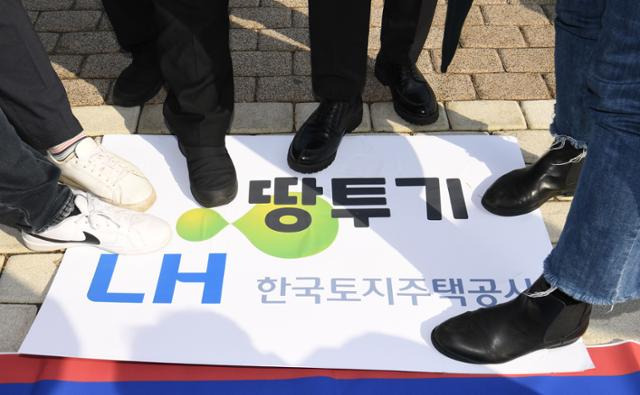 청년진보당 당원들이 5일 오전 서울 청와대 분수대 앞에서 기자회견을 열고 땅 투기 의혹을 받고 있는 LH(한국토지주택공사) 직원들을 규탄하는 퍼포먼스를 하고 있다. 배우한 기자