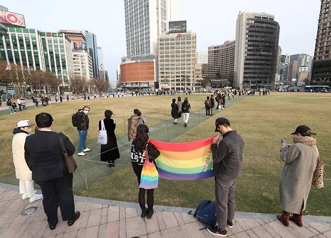 6일 오후 서울광장에서 열린 ‘고 변희수 하사를 함께 기억하는 추모행동’에서 참가자들이 고인을 기리며 추모하고 있다. 연합뉴스