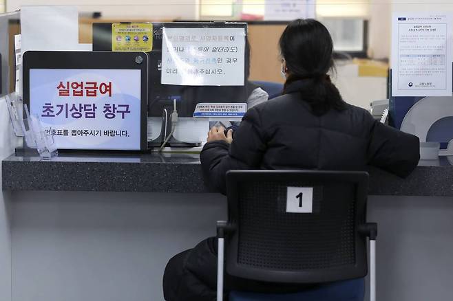 서울 마포구 서울서부고용복지플러스센터에서 한 시민이 실업급여 상담을 받는 모습./사진=뉴시스