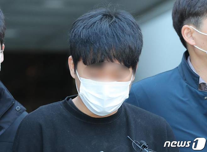 세계 최대 아동 성착취물 웹사이트 '웰컴투비디오' 운영자 손정우가 9일 오전 서울 서초동 서울중앙지법에서 열린 영장실질심사(구속 전 피의자심문)를 마친 뒤 호송차로 이동하고 있다. 2020.11.9/ 사진 = 뉴스1