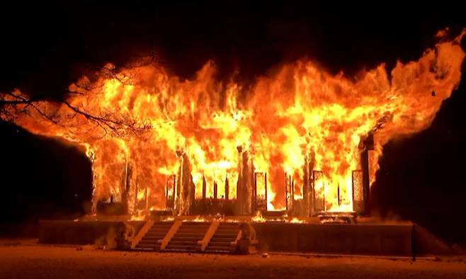 5일 오후 6시 50분께 전북 정읍시 내장사 대웅전에서 불이 나 불꽃이 치솟고 있다. 전북소방본부 제공