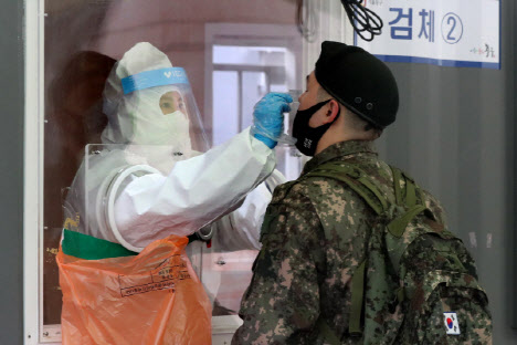지난달 4일 서울 중구 서울역 광장에 마련된 임시선별검사소에서 군 장병이 코로나19 진단 검사를 받고 있다(사진=뉴스1).