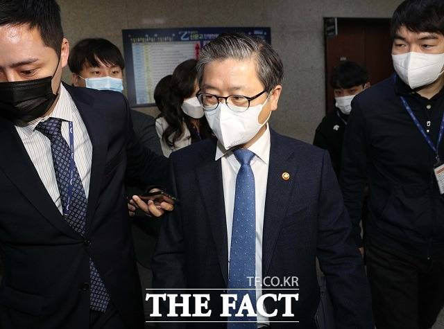 변창흠 국토교통부 장관이 한국토지주택공사(LH) 일부 전·현직 직원들의 광명·시흥지구 사전투기 의혹과 관련해 "신도시 개발이 안 될 것으로 알고 샀는데, 갑자기 신도시로 지정된 것 아닌가"라는 말을 한 것으로 전해져 분노의 민심이 들끓었다. /사진공동취재단