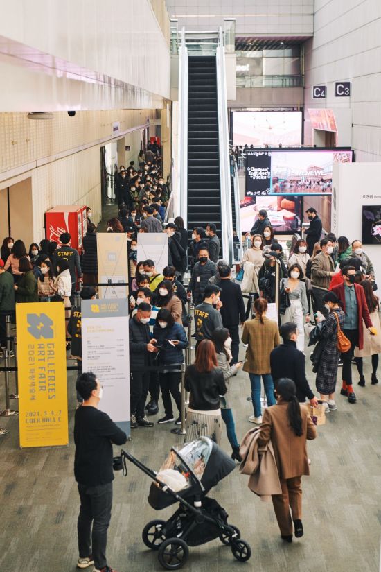 서울 강남구 코엑스에서 지난 3일부터 7일까지 열린 '2021 화랑미술제'에 관람객이 운집한 모습.