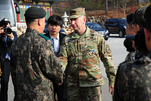 로버트 에이브럼스 한-미연합사령관 겸 주한미군사령관이 2018년 11월10일 판문점 공동경비구역을 방문해 한국군 장교와 악수하고 있다. 출처 주한미군 누리집