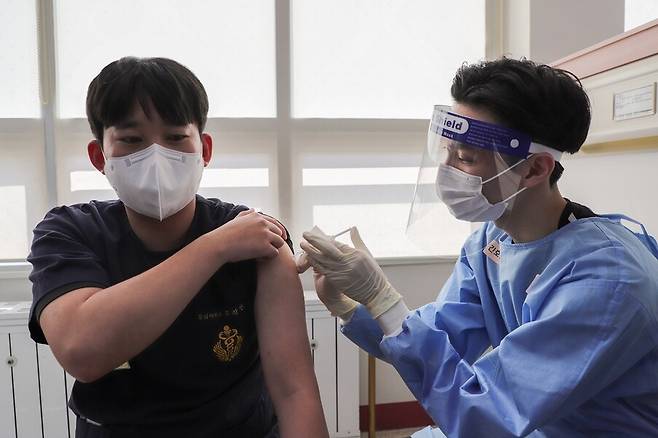 5일 충남 논산 육군훈련소 지구병원에서 군 의료진이 코로나19 백신을 맞고 있다. 연합뉴스