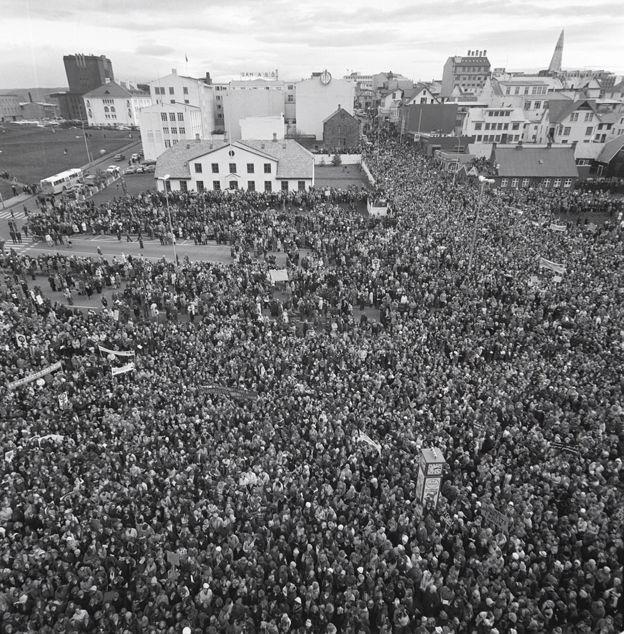 1975년 10월24일 수도 레이캬비크 광장에서 열린 대규모 시위에 여성 2만5,000여 명이 참가했다. 인터넷 캡처