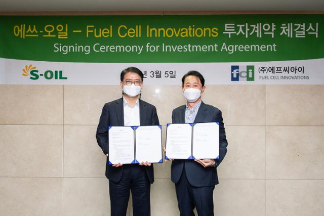 류열(왼쪽) 에쓰-오일 사장과 이태원 FCI 대표가 지난 5일 서울 마포구 에쓰-오일 본사에서 투자계약을 체결한 뒤 기념촬영을 하고 있다. 에쓰오일 제공