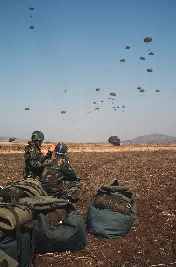 1985년 팀 스피릿 연습에서 미군 제1특전단 장병이 낙하산을 타고 여주 벌판에 내려 앉고 있다. 중앙포토