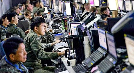 지하 벙커에서 한ㆍ미 군 장병이 연합훈련 상황을 지켜보고 있다. [사진 미 공군]