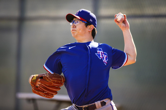 Yang Hyeon-jong, a left-handed pitcher who is participating in the Texas Rangers' spring training, throws a ball in the bullpen on Feb. 26, three days after joining the spring training. [YONHAP]