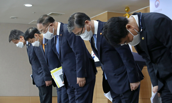 Finance Minister Hong Nam-ki, center, and Land Minister Byeon Chang-heum, second from right, apologize on Sunday at the government complex in central Seoul for a scandal involving the employees at Korea Land and Housing Corp. who allegedly bought land using insider information. [NEWS 1]